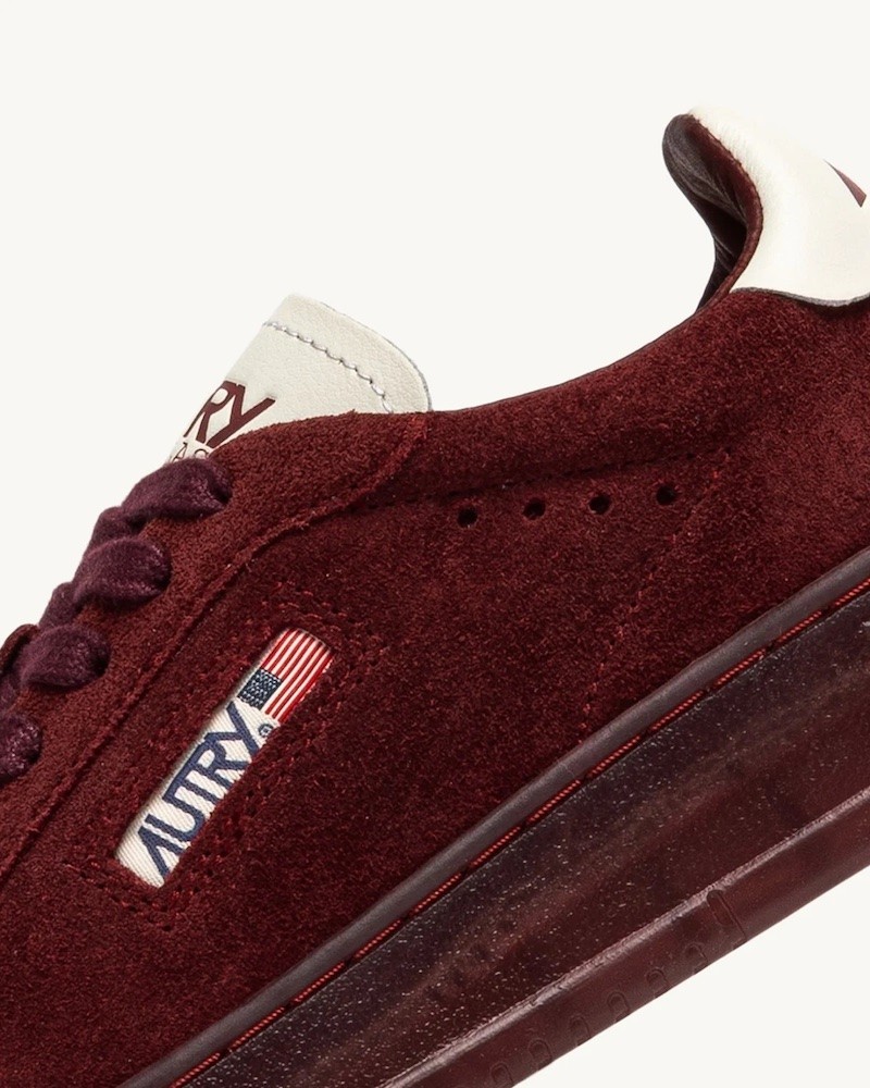 Close up af Pack shot af Autry Dallas Low sneaker bordeaux