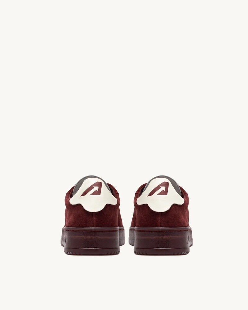 Pack shot af Autry Dallas Low sneaker bordeaux på neutral baggrund set bagfra