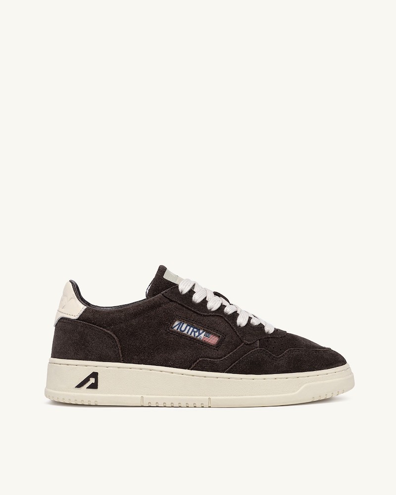 Pack shot af Autry Medalist Low Suede Mocca & White sneaker på hvid baggrund