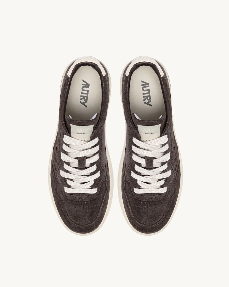 Pack shot af Autry Medalist Low Suede Mocca & White sneaker