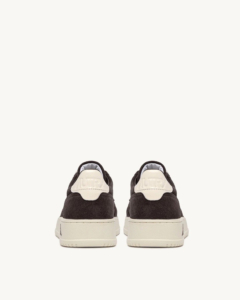 Pack shot af Autry Medalist Low Sneaker Suede Mocca & White ser bagfra