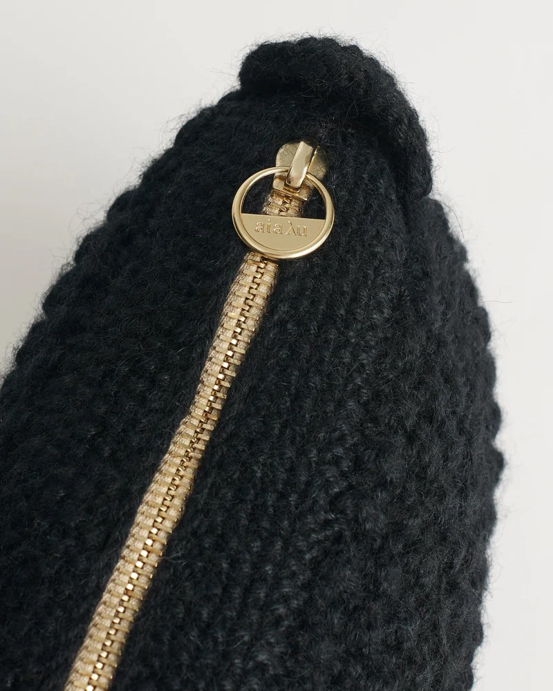 Close up af Aiayu Helen Chain Classic Black