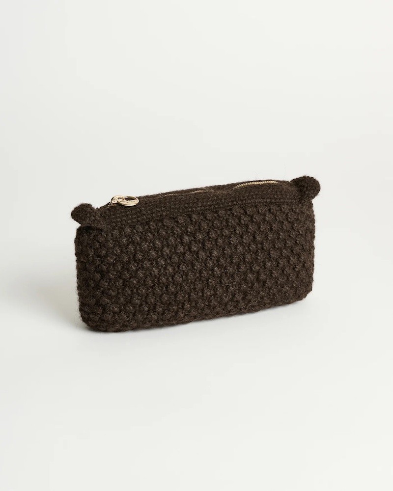 Pack shot af Aiayu Helen Classic Clutch Dark Brown på neutral baggrund