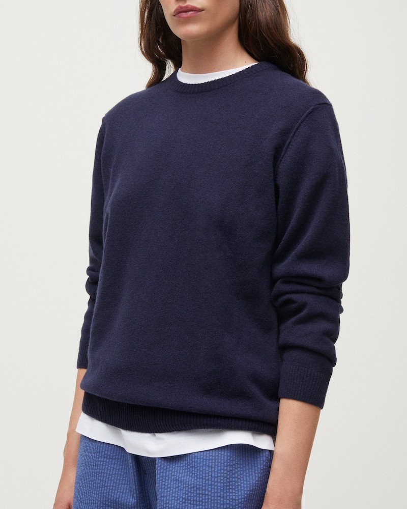 Aiayu Leornardo cashmere strik på model