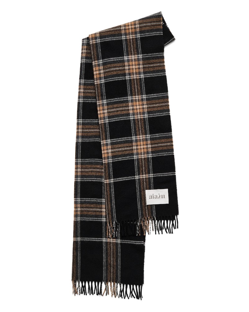 Pack shot af Aiayu Kaya Scarf Mix Black Ternet Halstørklæde på hvid baggrund