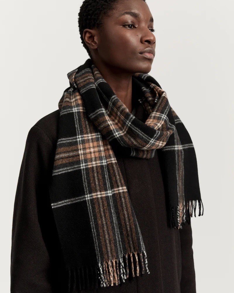 Aiayu Kaya Scarf Mix Black sort ternet halstørklæde på model