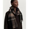 Aiayu Kaya Scarf Mix Black sort ternet halstørklæde på model