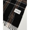 Close up af Aiayu Kaya Scarf Mix Black ternet uld halstørklæde med frynser og Aiayu logo