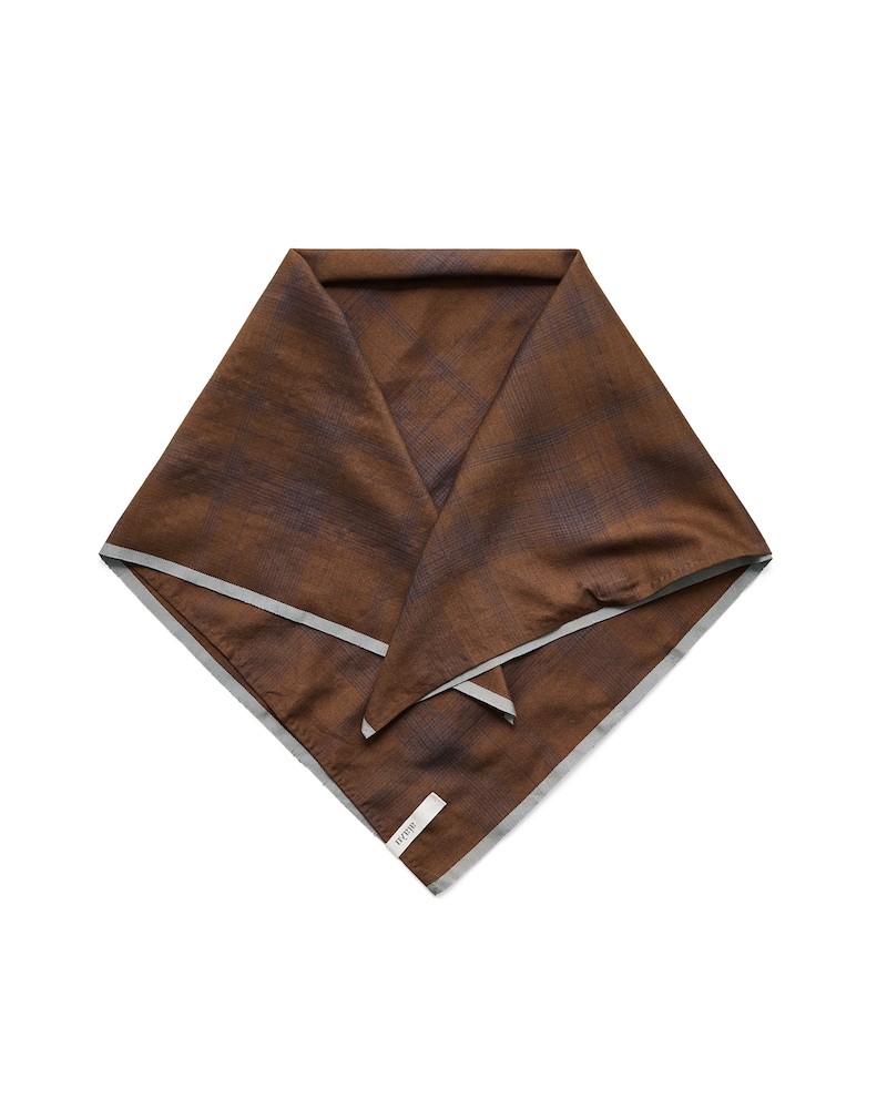 Pack shot af Aiayu Malila Scarf Mix Chocolate Silketørklæde på hvid baggrund