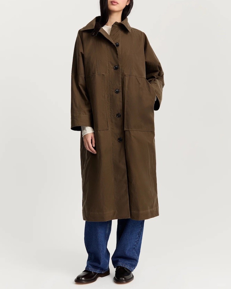 Aiayu Jay Coat Oilskin Bark på model