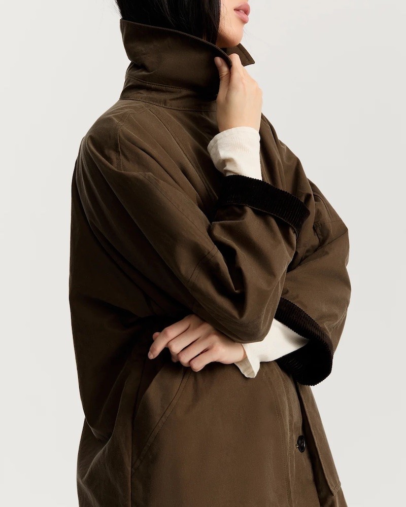 Close up af Aiayu Jay Coat Oilskin Bark på model