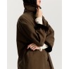 Close up af Aiayu Jay Coat Oilskin Bark på model