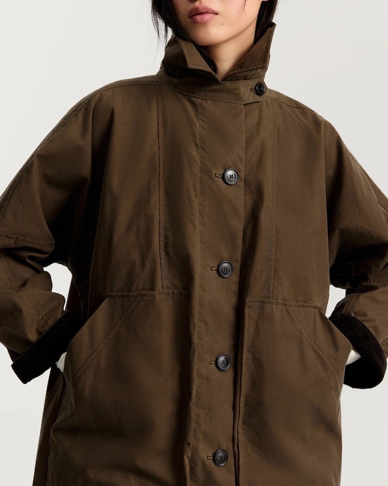 Detalje billede af Aiayu Jay Coat Oilskin Bark på model