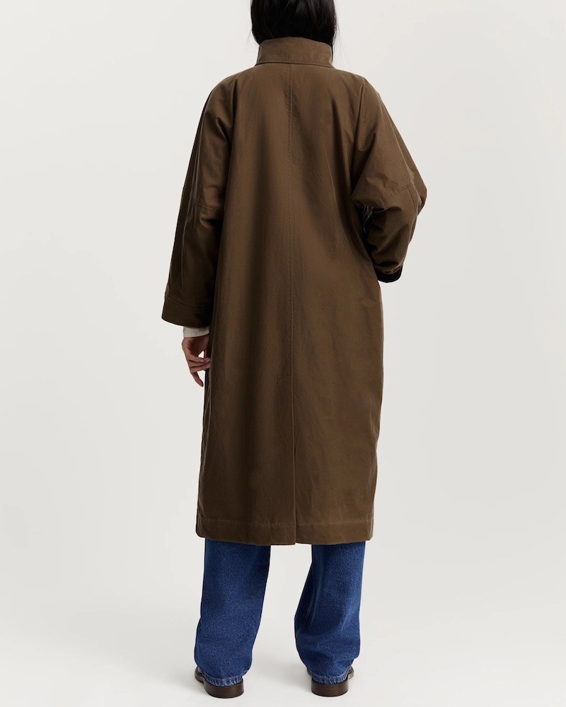 Aiayu Jay Coat Oilskin Bark frakke på model set bagfra