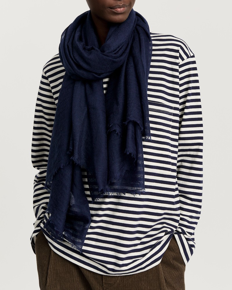 Aiayu Poon Scarf Navy cashmere tørklæde på model
