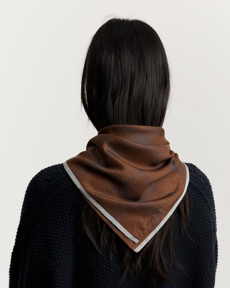 Aiayu Malila Scarf Mix Chocolate silketørklæde på model