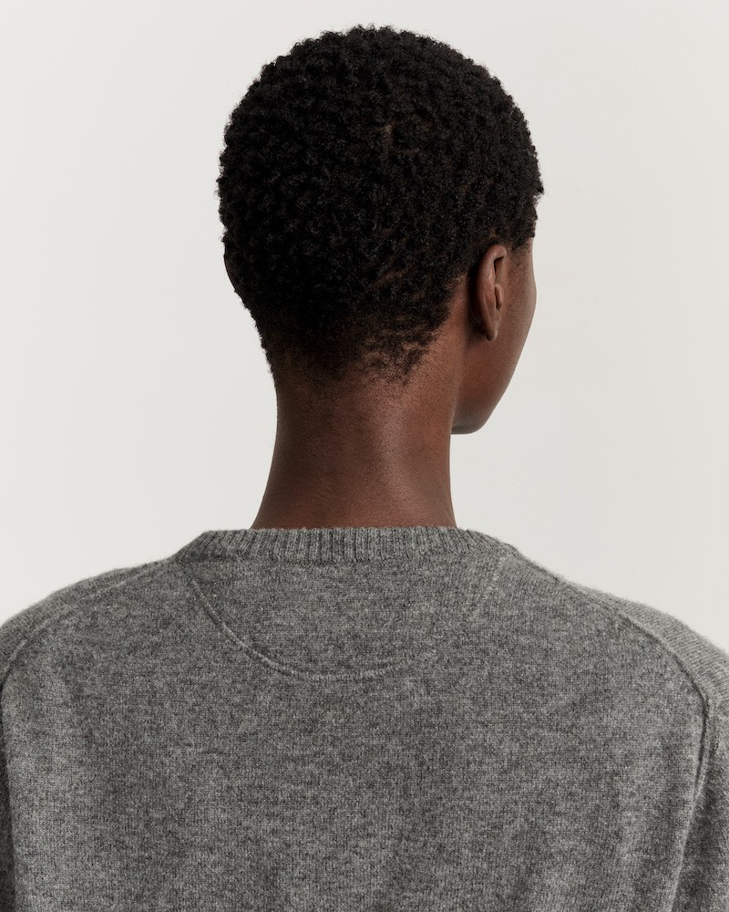 Aiayu Leonardo Cashmere Stormy på model set bagfra