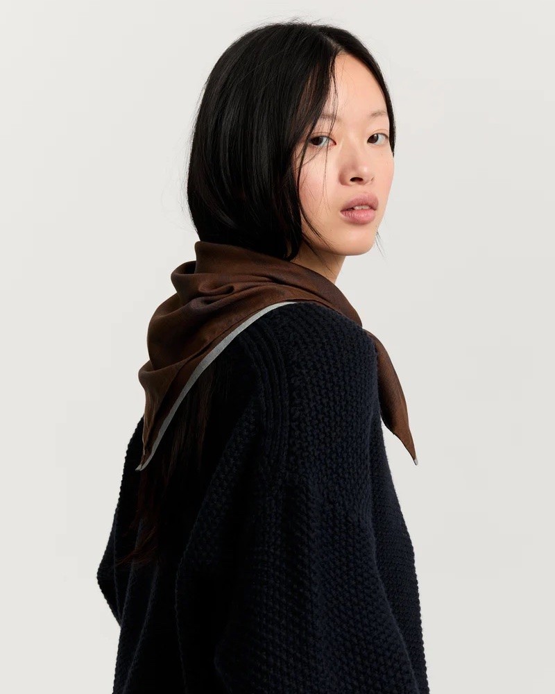 Aiayu Malila Scarf Mix Chocolate Silketørklæde på model