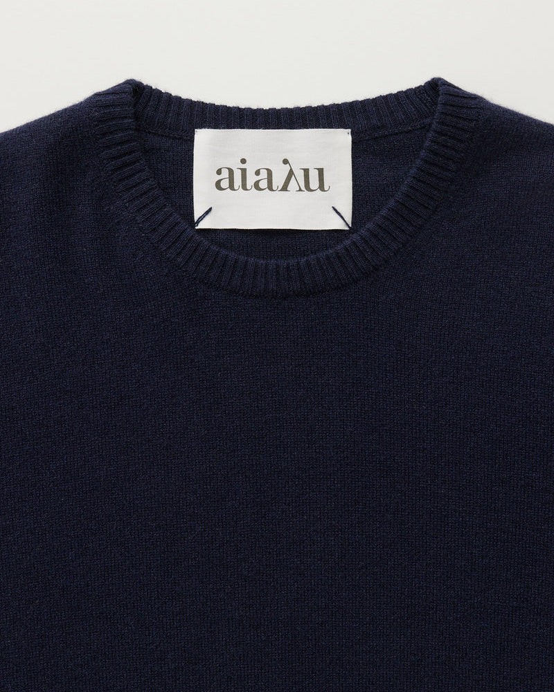 Close up af Aiayu Leornardo cashmere strik med logo