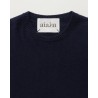 Close up af Aiayu Leornardo cashmere strik med logo