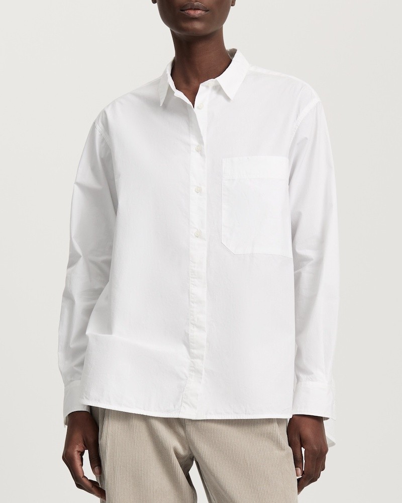 Aiayu Lynette Shirt White Hvid skjorte på model