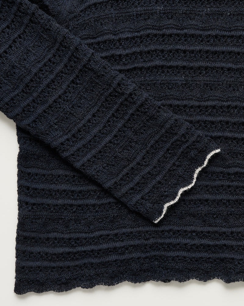 Close up af Aiayu Ramon Black Navy kontrast kant på ærme
