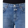 Close up af Closed Jazzie Mid Blue jeans