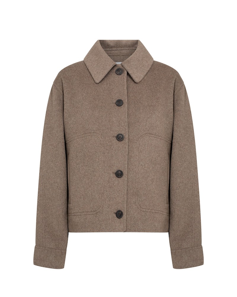 Pack shot af Leveté Room Owa 25 Jacket Taupe kort uld jakke på hvid baggrund