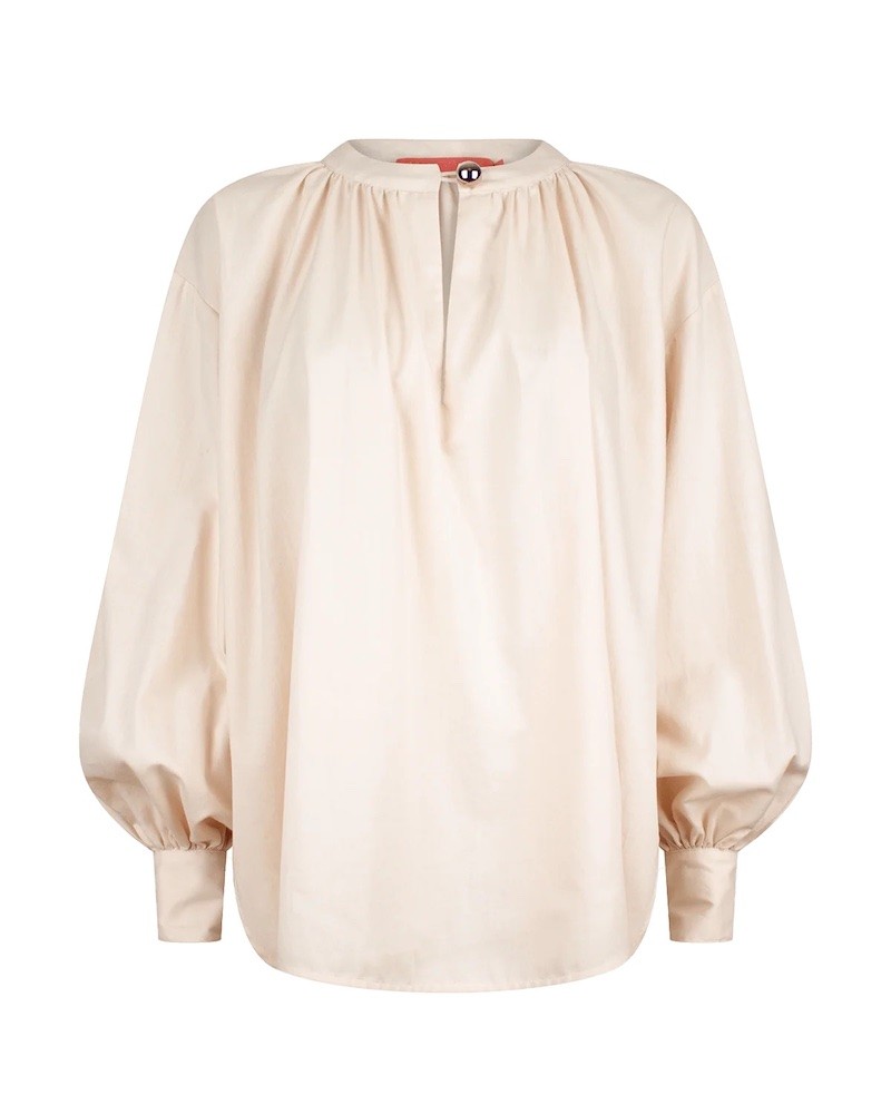 Pack shot af Britt Sisseck Veronica Shirt Alyssum på hvid baggrund