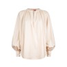 Pack shot af Britt Sisseck Veronica Shirt Alyssum på hvid baggrund