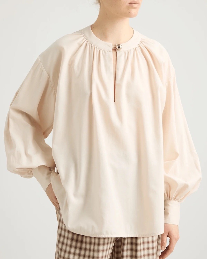 Model billede af Britt Sisseck Veronica Shirt Alyssum skjorte