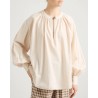 Model billede af Britt Sisseck Veronica Shirt Alyssum skjorte