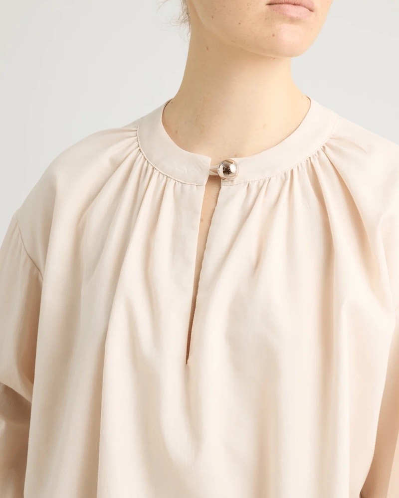 Close up af Britt Sisseck Veronica Shirt Alyssum på model