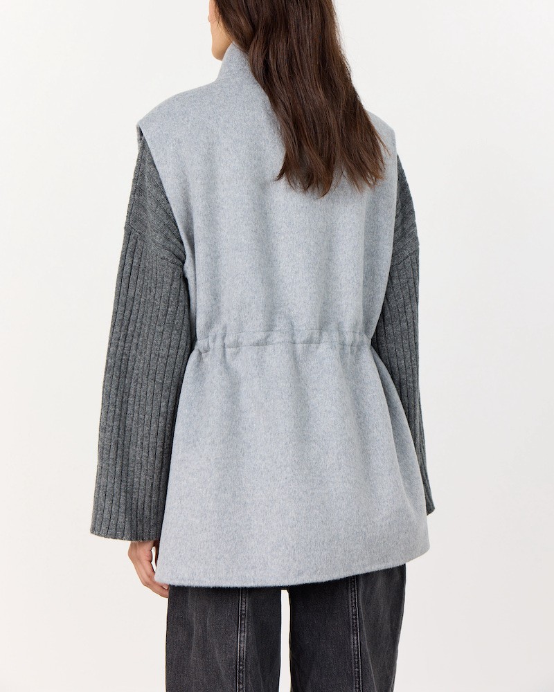 Modelbillede af Leveté Room Owa 30 Waistcoat Light Grey Melange Bagfra