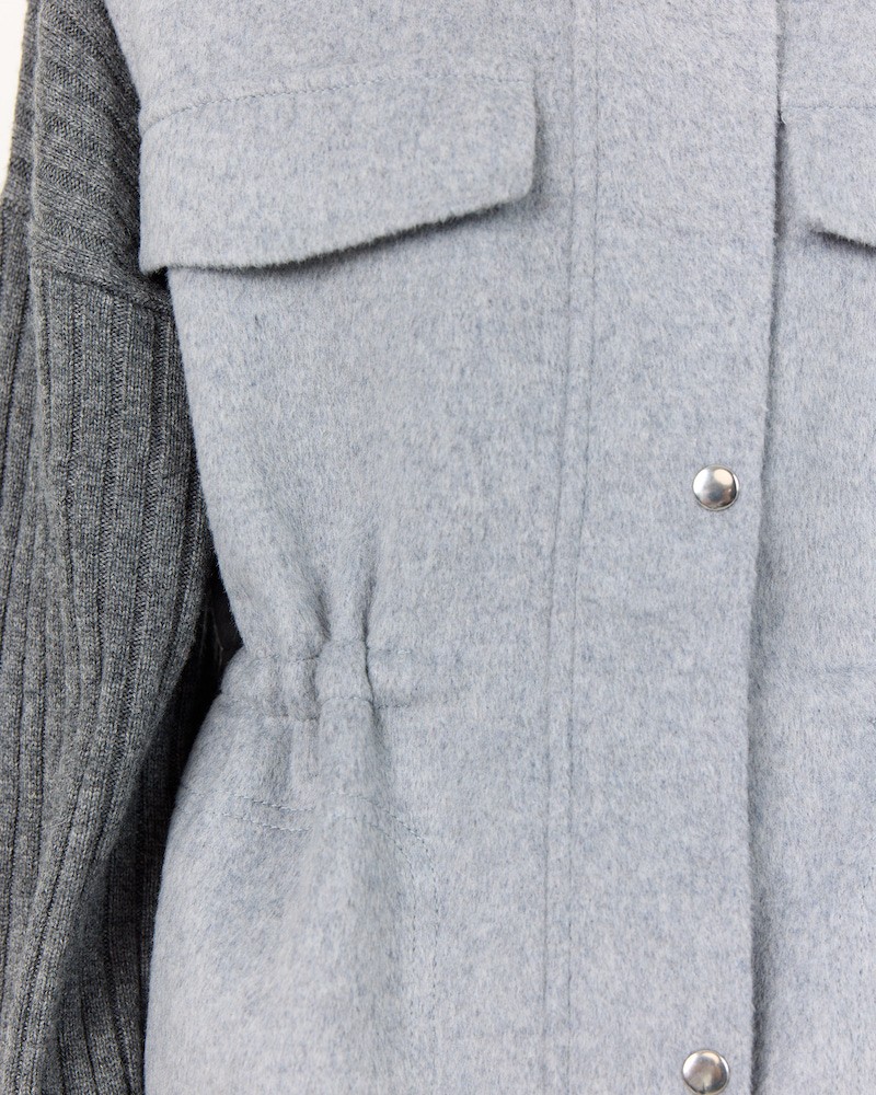 Detalje billede af brystlomme på Leveté Room Owa 30 Waistcoat Light Grey Melange