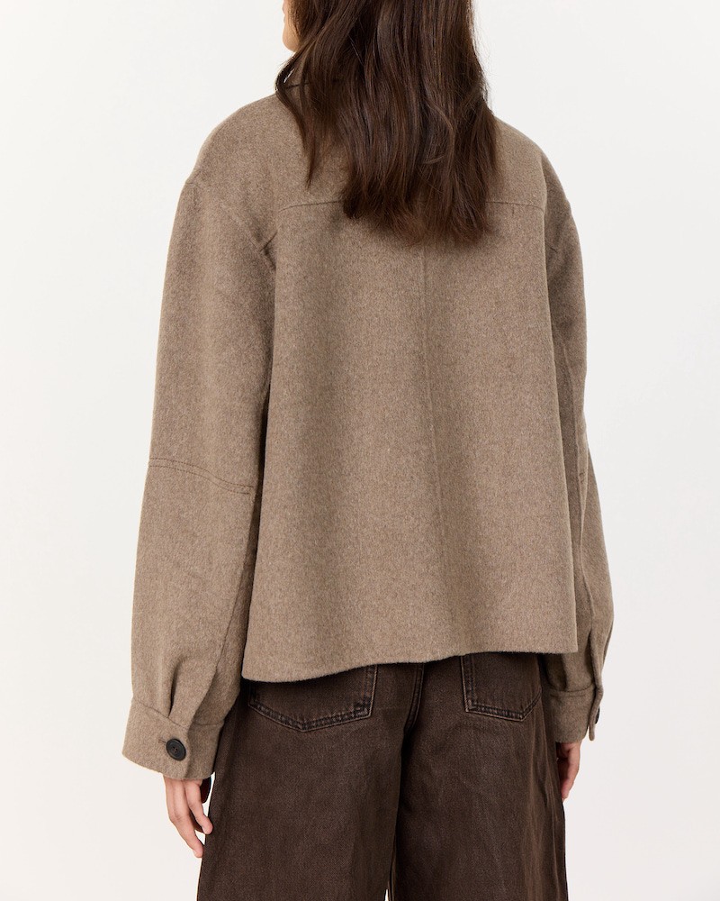 Modelbillede af Leveté Room Owa 25 Jacket Taupe bagfra