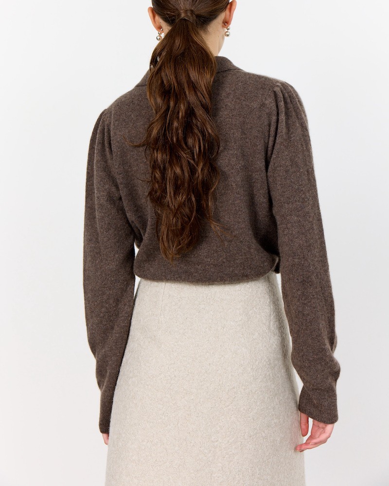 Modelbillede af Leveté Room Eloise 12 Cardigan Taupe set bagfra