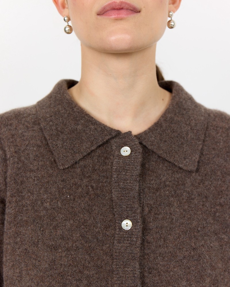 Close up af Leveté Room Eloise 12 Cardigan Taupe på model