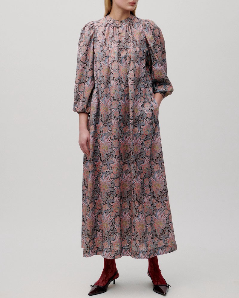 Modelbillede af Apof Maya Kjole Kaleidoscopic Liberty print på model