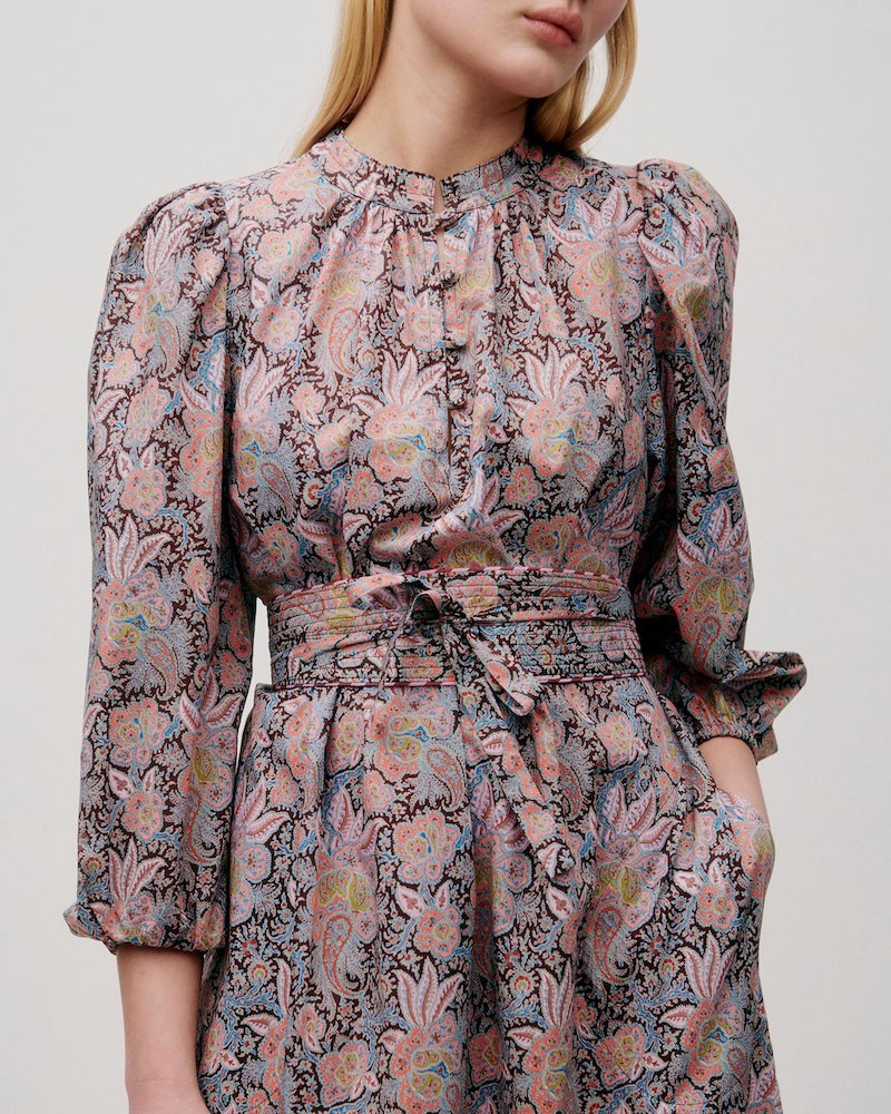 Close up af Apof Maya Kjole Kaleidoscopic Liberty print på model