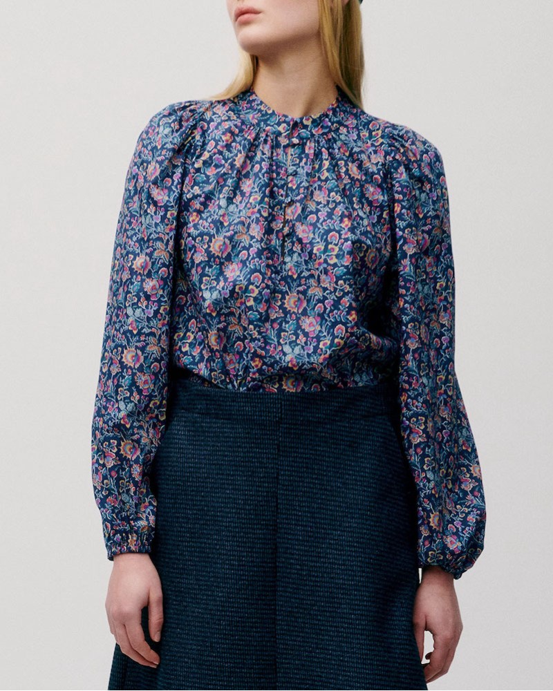 Modelbillede af Apof Audrey Skjorte i liberty kazusa print