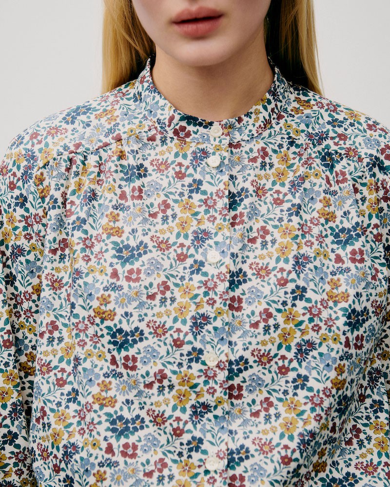 Close up af Apof Nicole Skjorte Annabella liberty print på model