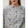 Close up af Apof Nicole Skjorte Annabella liberty print på model