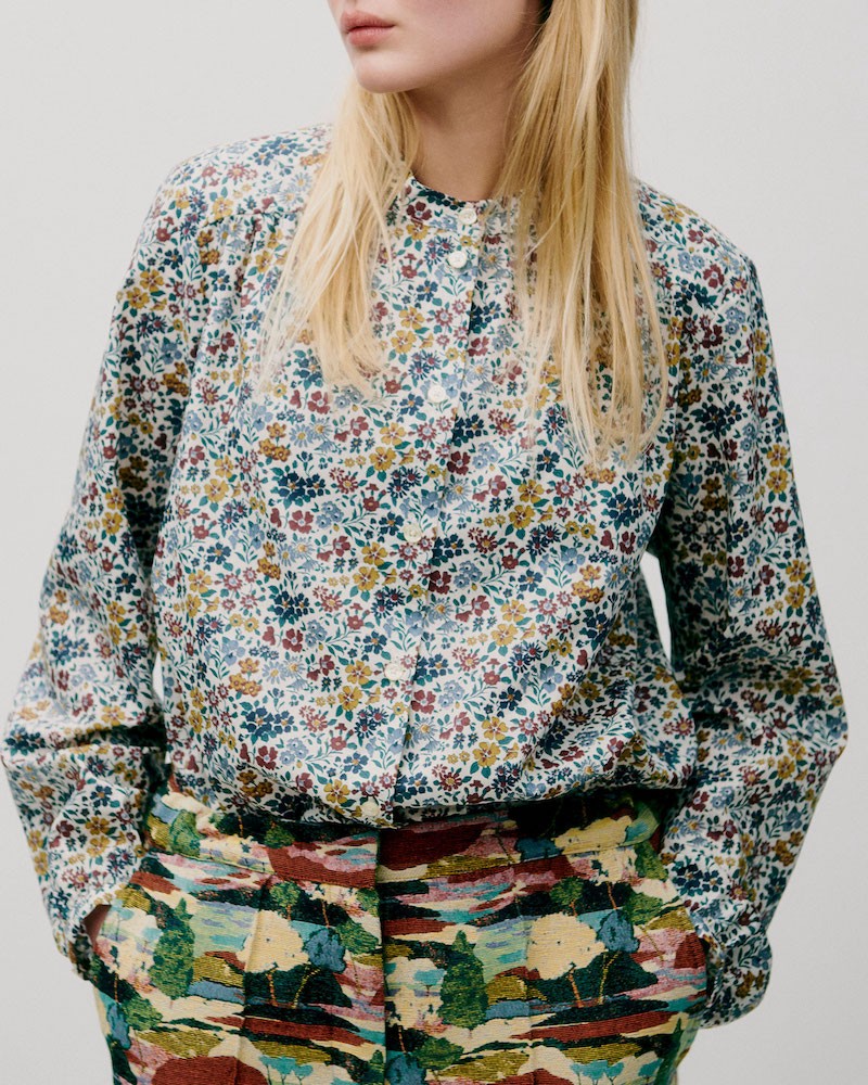 Modelbillede af Apof Nicole skjorte i liberty Annabella print