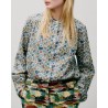 Modelbillede af Apof Nicole skjorte i liberty Annabella print