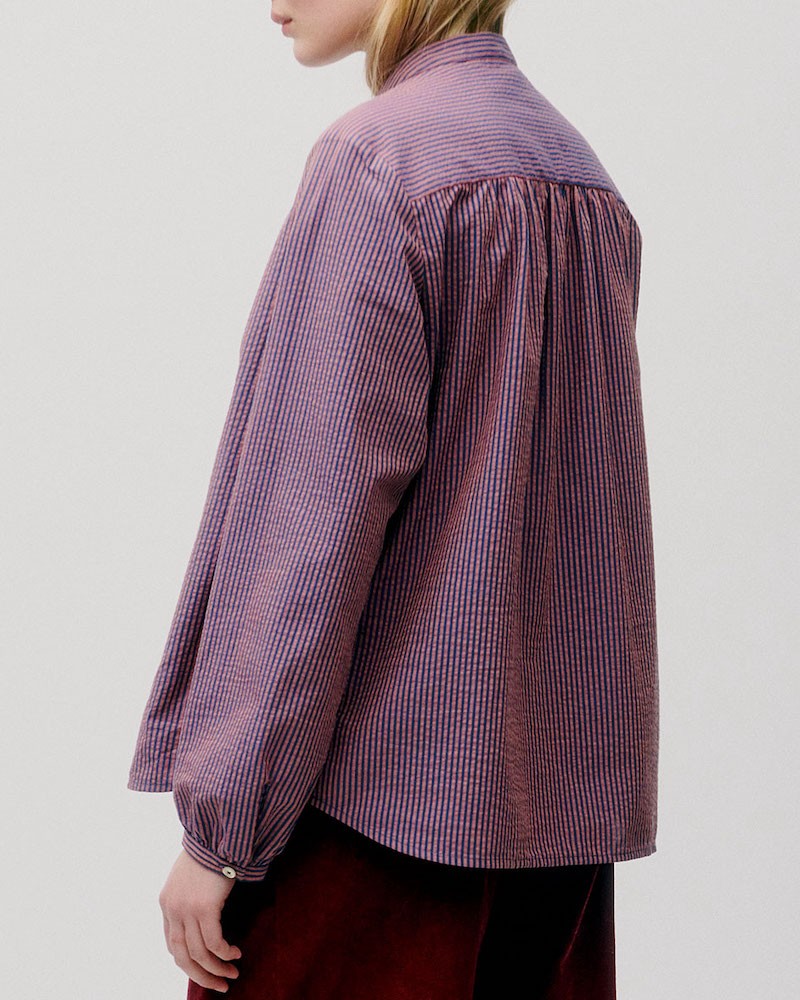 Modelbillede af Apof skjorte rollo print bagfra