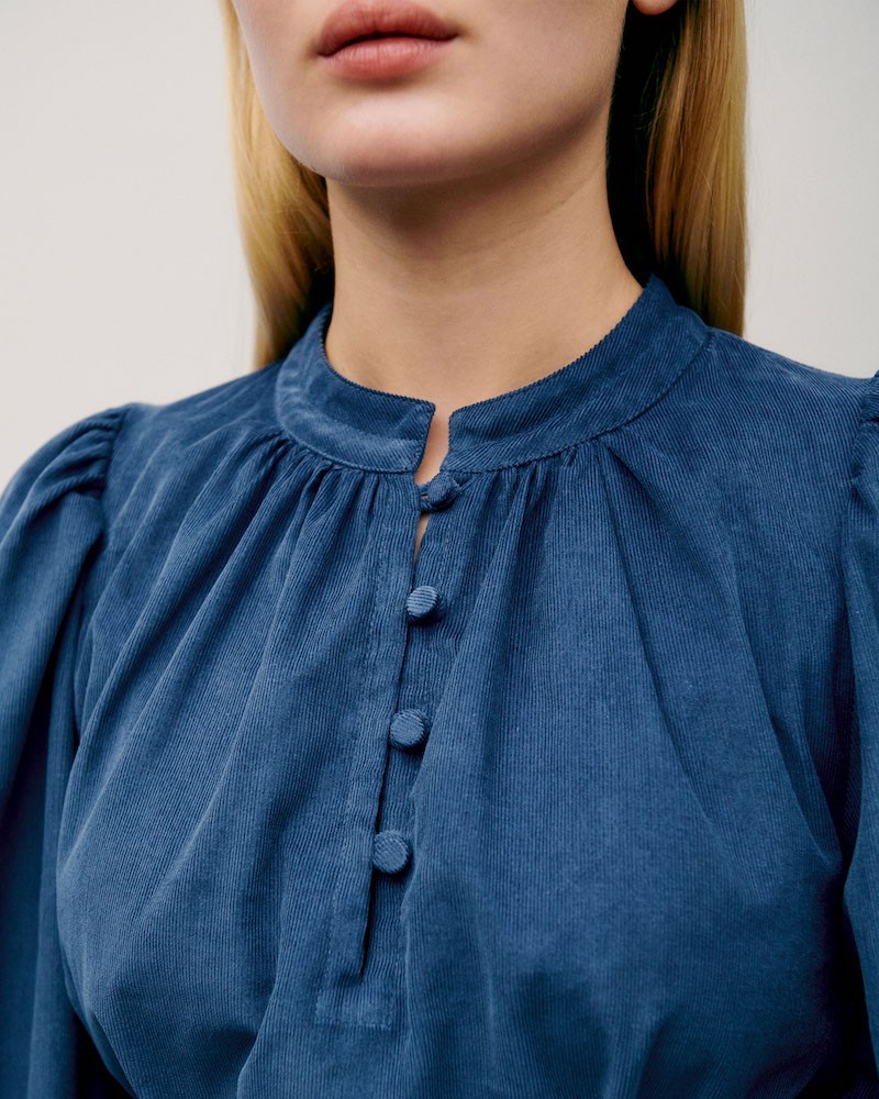 Close up af Apof Maya kjole I Paris blue babyfløjl
