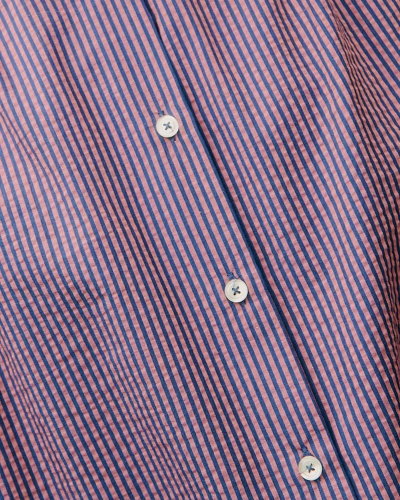 Close up af Rollo stribet print Nicole Apof skjorte