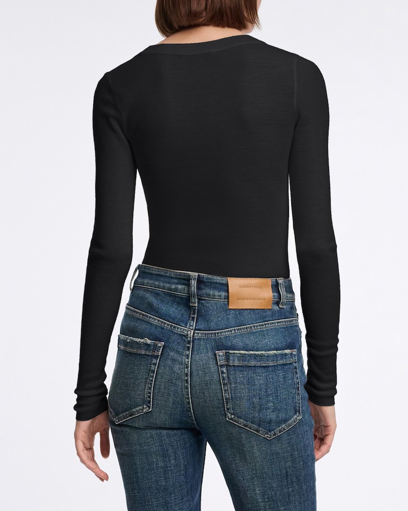 Modelbillede af Dorothee Schumacher sort merino pullover strik bagfra