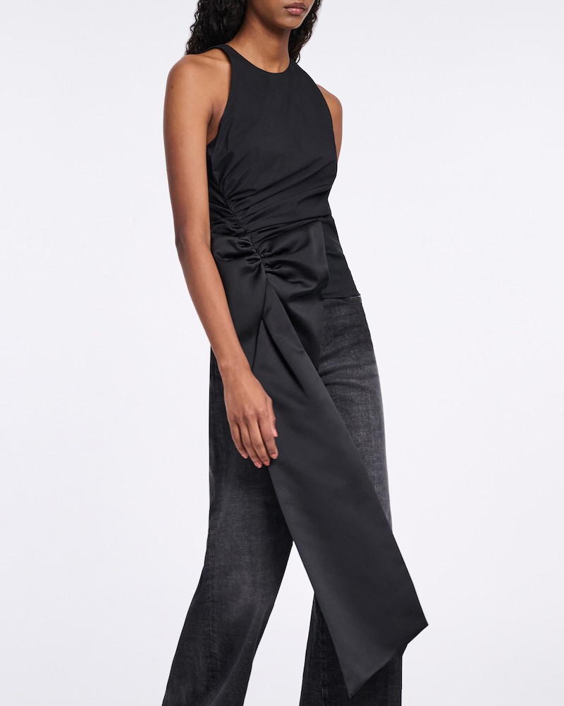 Model billede af Dorothee Schumacher sort poplin top med maxi sløjfe